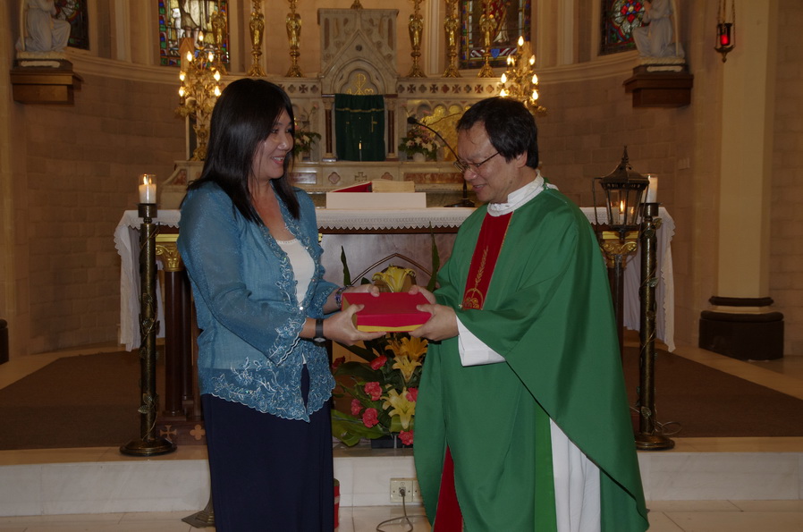 Gift presentation from Josephine Lim to Fr Liew