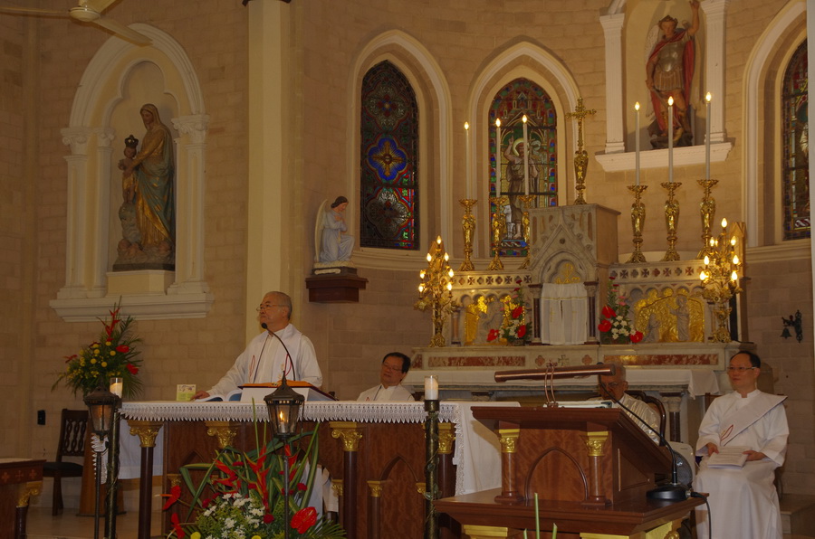 Fr Moses Lui addressing congregation