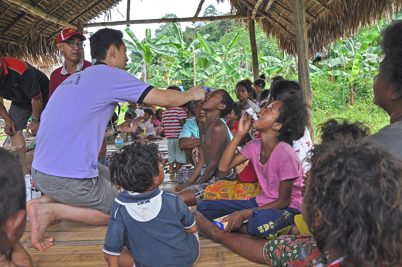 Dr Yong giving children medicine