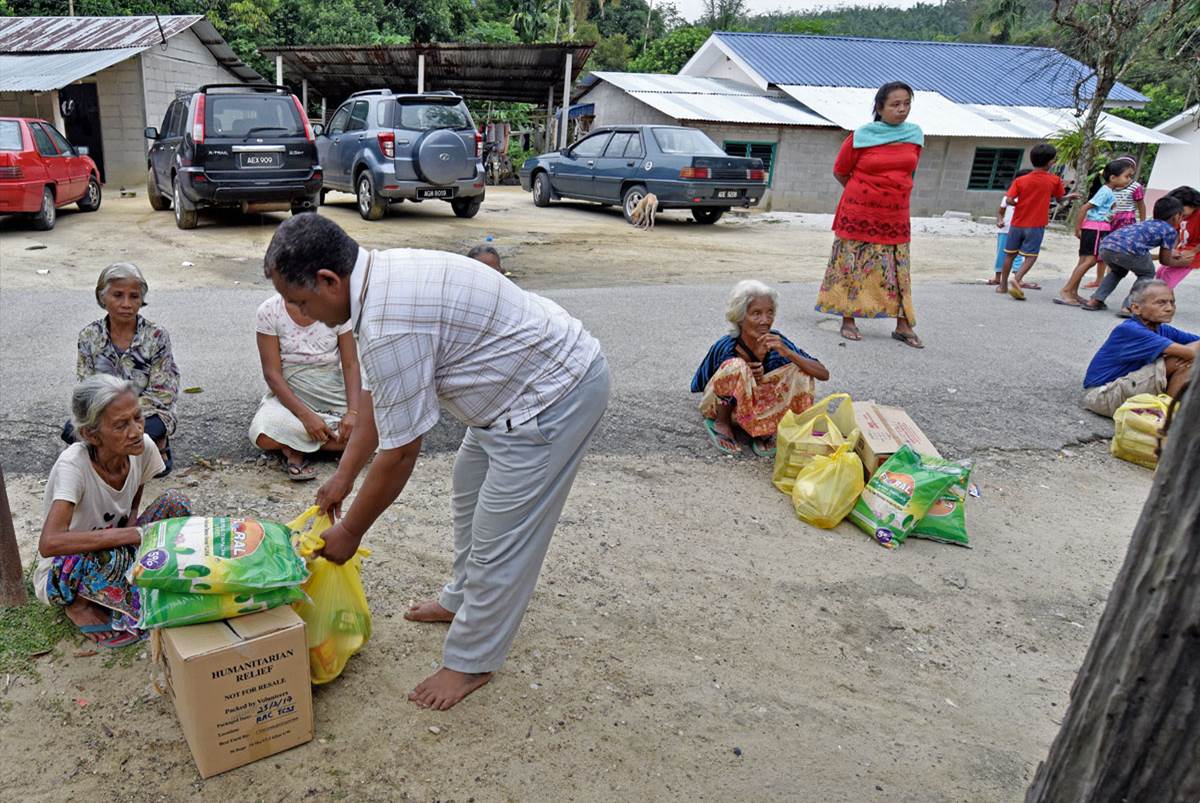 Delivering food aid at Kg Balang