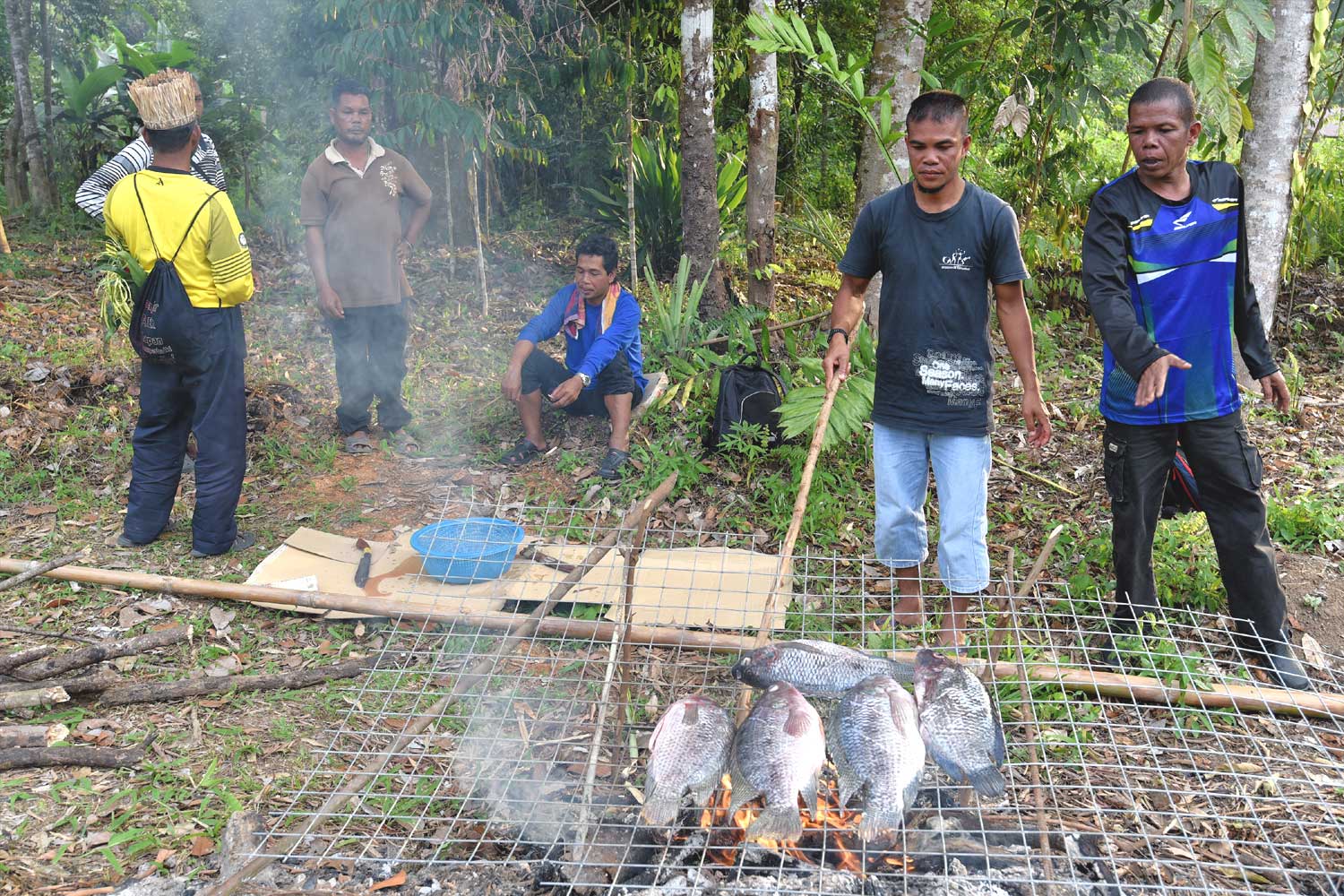 Orang Asli friends from Kg Sekam helping to prepare food