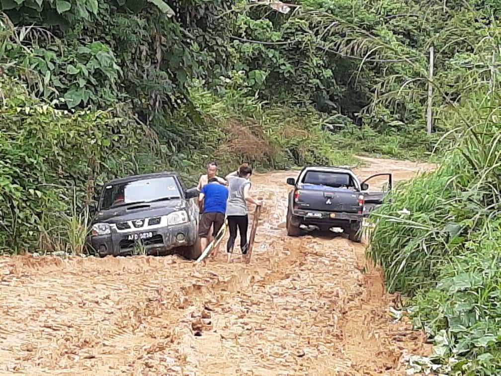 SOA team vehicle breakdown in the mud