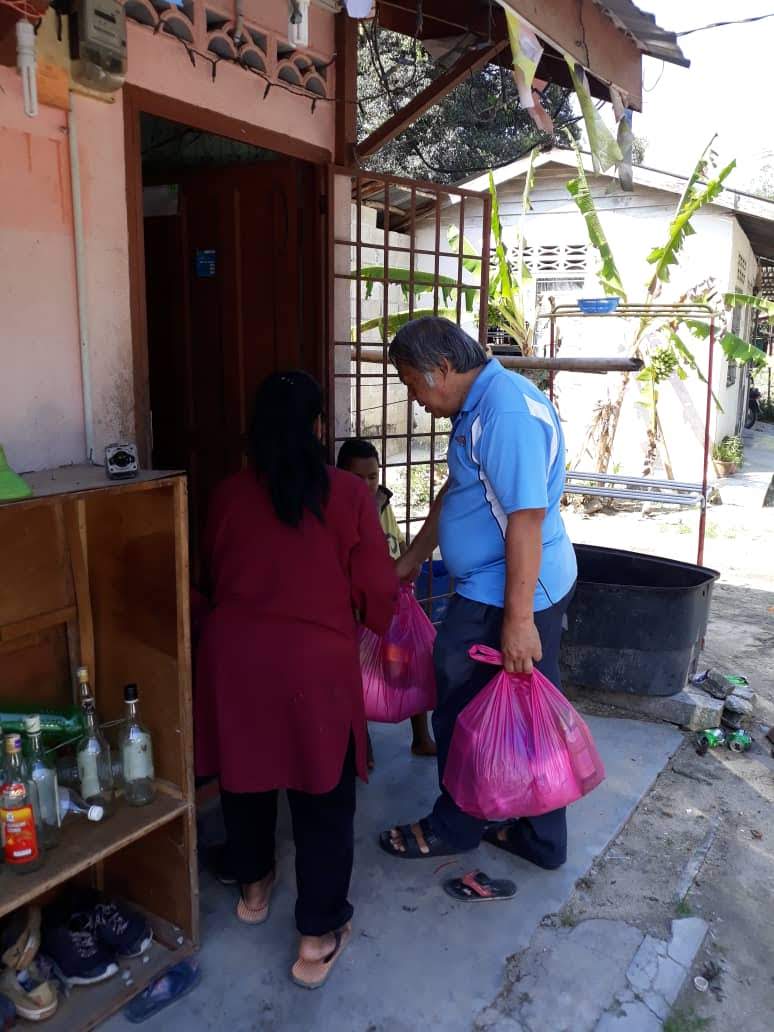 SOA's Bernard Lee delivering regular food aid to Kg Suak Padi OA community