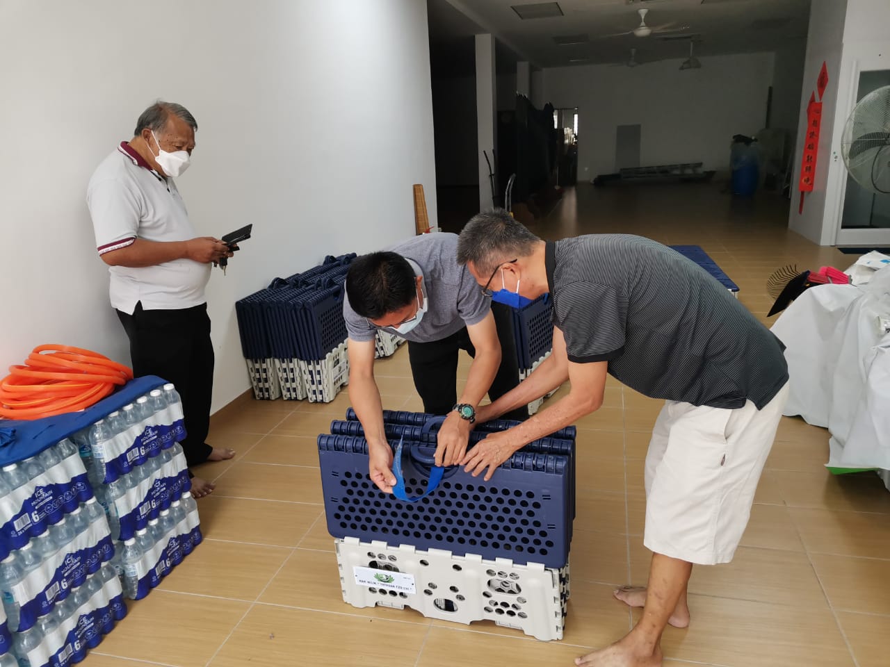 Tzu-Chi group showing SOA members how to install portable bed