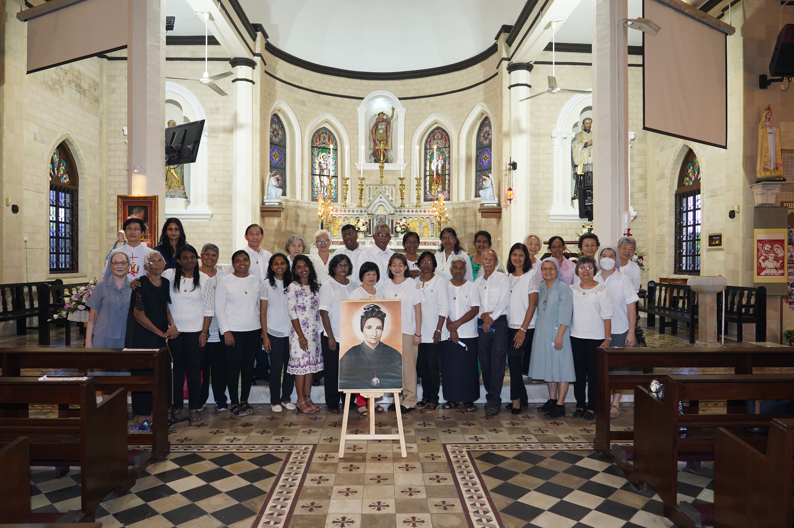 Group picture of Canossian Sisters with Lay Canossians and Fr Anthony Liew